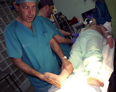 Más de 150 niños se han operado en el Hospital General para corregir sus pies mediante la inserción de prótesis 