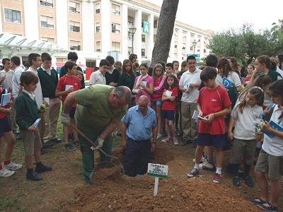 Más de 100 niños entierran sus deseos para el hospital del futuro en los jardines del Hospital General