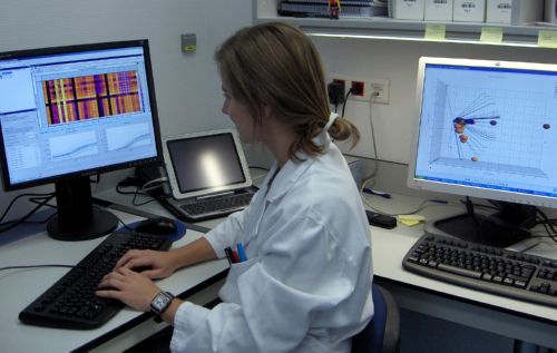 Investigadora de la fundación con sistema de análisis genómico