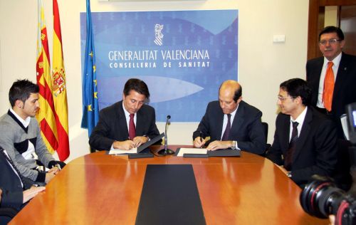 El conseller y el presidente del Valencia C.F. firmando el acuerdo