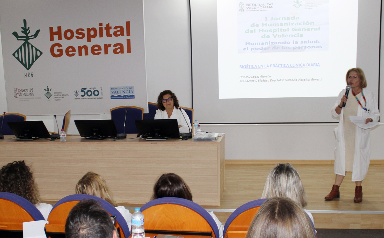 María Ángeles Celda presenta a María Dolores López-Alarcón en su ponencia 'Bioética en la práctica clínica diaria', dentro de la I Jornada de Humanización del Hospital General de Valencia.