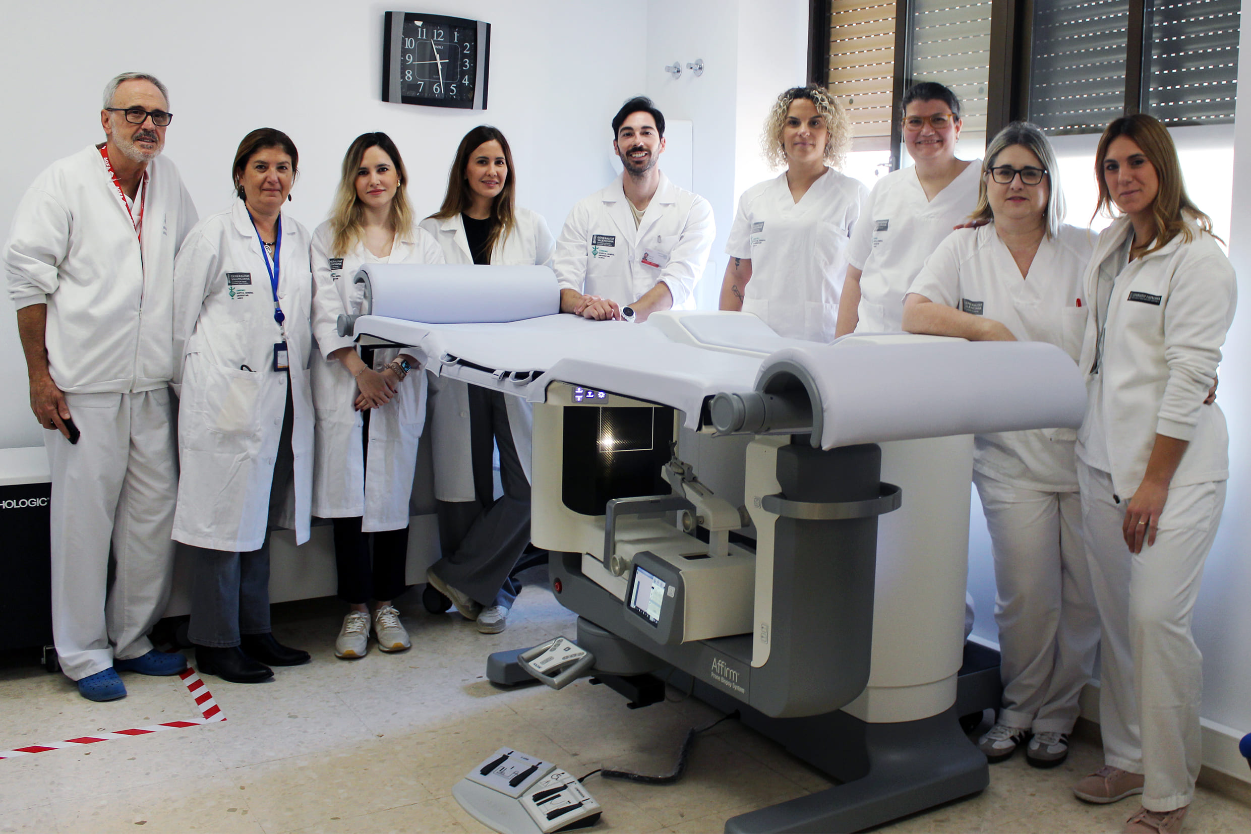 Equipo de Radiodiagnóstico del Hospital General con el nuevo equipamiento de mesa prona