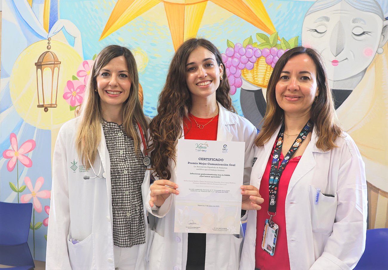 Las pediatras del Hospital General de Valencia Elena Montesinos, Sofía Corral y Eva María López, ganadoras del premio
