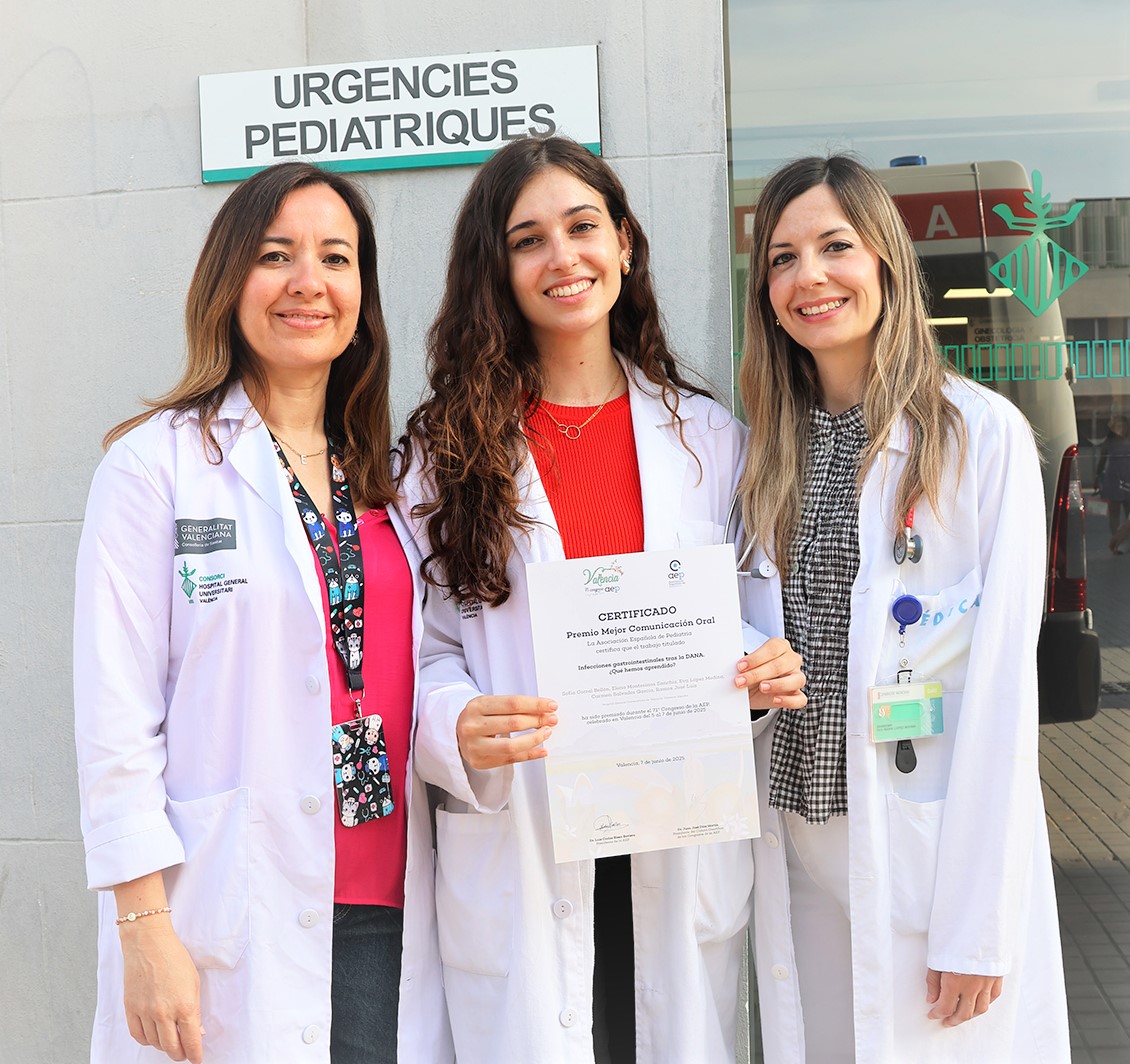 Las pediatras del Hospital General de Valencia Elena Montesinos, Sofía Corral y Eva María López, ganadoras del premio