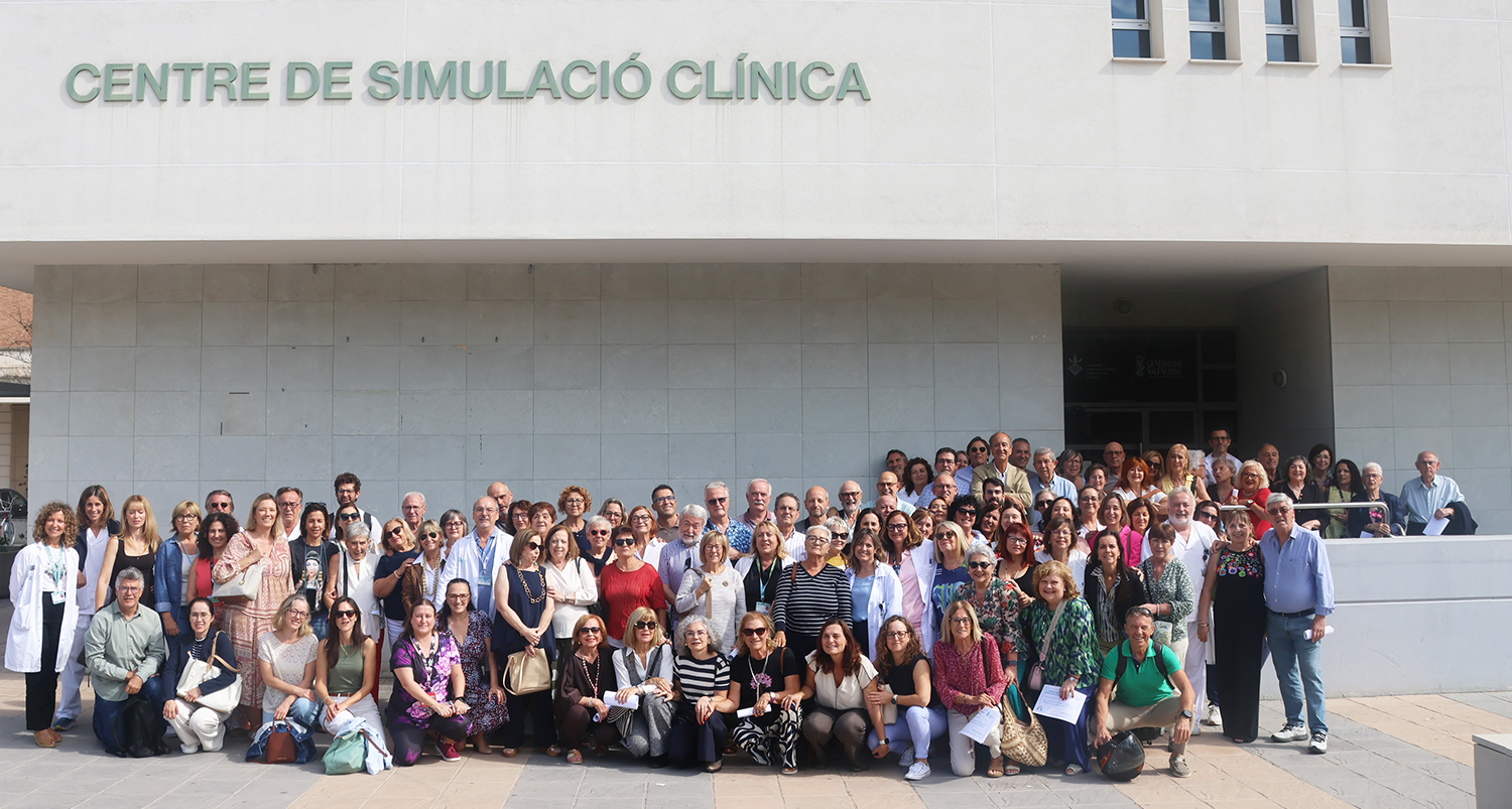 El Hospital General de Valencia ha celebrado hoy el Día Mundial de la Anestesiología, conmemorando el inicio de la anestesia moderna un 16 de octubre de 1846, fecha en la que se utilizó por primera vez con éxito el éter dietílico para una intervención quirúrgica sin dolor (en Massachusetts). Con motivo de esta efeméride, el servicio de Anestesia, Reanimación y Tratamiento del Dolor ha realizado un pequeño homenaje a la primera generación de anestesiólogos valencianos, así como a las promociones sucesivas que contribuyeron a consolidar la especialidad y, en particular, a quienes han puesto su granito de arena desde este centro hospitalario. En el acto conmemorativo, los organizadores han recordado esta trayectoria en el hospital, desde la primera jefatura de servicio, de Vicente Vento Ruiz (en 1962), y la colaboración posterior de Isabel Torres Devesa. Se han evocado las palabras del doctor Vento sobre la creación de una de las primeras salas de reanimación del país (en 1963), quien expresó: “Organicé una de las primeras y más pobres salas de Reanimación de España en esa fecha, pero se comenzó a saber que enfermos desahuciados podían ser recuperados, y se comenzó a creer en nosotros como capaces de solucionar el fallo de funciones vitales”. En este pequeño repaso de la profesión, realizado por el anestesista Ignacio Marqués Romero, se ha destacado la incorporación, en 1964, de los doctores Vicente Chuliá Campos, Francisco Grau Real, Ricardo Bolinches Bolinches y Vicente Kuster Alfonso tras ganar las oposiciones a médicos adjuntos. En la actualidad, la especialidad de Anestesiología, Reanimación y Tratamiento del Dolor se ha consolidado como la más numerosa del hospital y la segunda entre todas las disciplinas médicas. Dedicada plenamente a la Medicina Perioperatoria y haciendo mención al lema de este año ‘Antes, durante y más allá de la cirugía’, la jefa del servicio, Dolores López Alarcón, ha resaltado una labor que abarca “la atención de enfermos graves en las UCI de Anestesia; la realización de sedaciones para procedimientos diagnósticos como resonancias y colonoscopias; la analgesia del parto y el tratamiento del dolor agudo y crónico”. El homenaje ha puesto de relieve también la contribución indispensable del personal de enfermería en quirófanos, Unidades de Reanimación, salas de tratamiento y consultas de la Unidad del Dolor para ofrecer una atención especializada y de calidad. Finalmente, la jornada ha servido para agradecer el legado de los profesionales que precedieron al equipo actual, “quienes no solo enseñaron excelencia clínica y técnica, sino también el compromiso de poner al paciente en el centro, cuidándolo y acompañándolo en situaciones complejas y de gravedad”, concluye la jefa del servicio. La entrega de diplomas conmemorativos a los asistentes y la iluminación de la escultura de Alfaro que preside el jardín central del Hospital General de Valencia han puesto la guinda a esta celebración.
