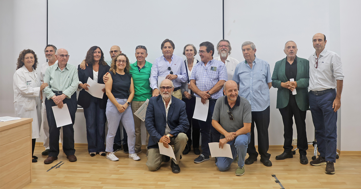 El Hospital General de Valencia ha celebrado hoy el Día Mundial de la Anestesiología, conmemorando el inicio de la anestesia moderna un 16 de octubre de 1846, fecha en la que se utilizó por primera vez con éxito el éter dietílico para una intervención quirúrgica sin dolor (en Massachusetts). Con motivo de esta efeméride, el servicio de Anestesia, Reanimación y Tratamiento del Dolor ha realizado un pequeño homenaje a la primera generación de anestesiólogos valencianos, así como a las promociones sucesivas que contribuyeron a consolidar la especialidad y, en particular, a quienes han puesto su granito de arena desde este centro hospitalario. En el acto conmemorativo, los organizadores han recordado esta trayectoria en el hospital, desde la primera jefatura de servicio, de Vicente Vento Ruiz (en 1962), y la colaboración posterior de Isabel Torres Devesa. Se han evocado las palabras del doctor Vento sobre la creación de una de las primeras salas de reanimación del país (en 1963), quien expresó: “Organicé una de las primeras y más pobres salas de Reanimación de España en esa fecha, pero se comenzó a saber que enfermos desahuciados podían ser recuperados, y se comenzó a creer en nosotros como capaces de solucionar el fallo de funciones vitales”. En este pequeño repaso de la profesión, realizado por el anestesista Ignacio Marqués Romero, se ha destacado la incorporación, en 1964, de los doctores Vicente Chuliá Campos, Francisco Grau Real, Ricardo Bolinches Bolinches y Vicente Kuster Alfonso tras ganar las oposiciones a médicos adjuntos. En la actualidad, la especialidad de Anestesiología, Reanimación y Tratamiento del Dolor se ha consolidado como la más numerosa del hospital y la segunda entre todas las disciplinas médicas. Dedicada plenamente a la Medicina Perioperatoria y haciendo mención al lema de este año ‘Antes, durante y más allá de la cirugía’, la jefa del servicio, Dolores López Alarcón, ha resaltado una labor que abarca “la atención de enfermos graves en las UCI de Anestesia; la realización de sedaciones para procedimientos diagnósticos como resonancias y colonoscopias; la analgesia del parto y el tratamiento del dolor agudo y crónico”. El homenaje ha puesto de relieve también la contribución indispensable del personal de enfermería en quirófanos, Unidades de Reanimación, salas de tratamiento y consultas de la Unidad del Dolor para ofrecer una atención especializada y de calidad. Finalmente, la jornada ha servido para agradecer el legado de los profesionales que precedieron al equipo actual, “quienes no solo enseñaron excelencia clínica y técnica, sino también el compromiso de poner al paciente en el centro, cuidándolo y acompañándolo en situaciones complejas y de gravedad”, concluye la jefa del servicio. La entrega de diplomas conmemorativos a los asistentes y la iluminación de la escultura de Alfaro que preside el jardín central del Hospital General de Valencia han puesto la guinda a esta celebración.