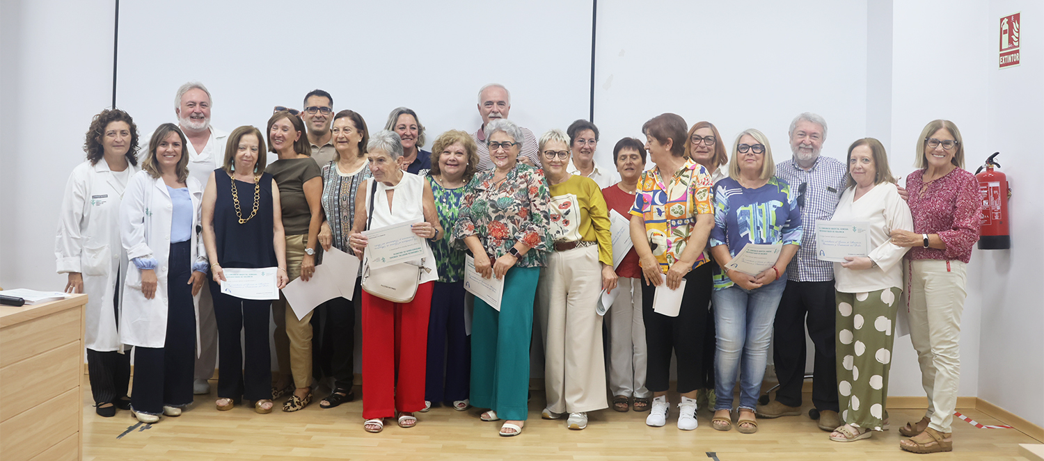 El Hospital General de Valencia ha celebrado hoy el Día Mundial de la Anestesiología, conmemorando el inicio de la anestesia moderna un 16 de octubre de 1846, fecha en la que se utilizó por primera vez con éxito el éter dietílico para una intervención quirúrgica sin dolor (en Massachusetts). Con motivo de esta efeméride, el servicio de Anestesia, Reanimación y Tratamiento del Dolor ha realizado un pequeño homenaje a la primera generación de anestesiólogos valencianos, así como a las promociones sucesivas que contribuyeron a consolidar la especialidad y, en particular, a quienes han puesto su granito de arena desde este centro hospitalario. En el acto conmemorativo, los organizadores han recordado esta trayectoria en el hospital, desde la primera jefatura de servicio, de Vicente Vento Ruiz (en 1962), y la colaboración posterior de Isabel Torres Devesa. Se han evocado las palabras del doctor Vento sobre la creación de una de las primeras salas de reanimación del país (en 1963), quien expresó: “Organicé una de las primeras y más pobres salas de Reanimación de España en esa fecha, pero se comenzó a saber que enfermos desahuciados podían ser recuperados, y se comenzó a creer en nosotros como capaces de solucionar el fallo de funciones vitales”. En este pequeño repaso de la profesión, realizado por el anestesista Ignacio Marqués Romero, se ha destacado la incorporación, en 1964, de los doctores Vicente Chuliá Campos, Francisco Grau Real, Ricardo Bolinches Bolinches y Vicente Kuster Alfonso tras ganar las oposiciones a médicos adjuntos. En la actualidad, la especialidad de Anestesiología, Reanimación y Tratamiento del Dolor se ha consolidado como la más numerosa del hospital y la segunda entre todas las disciplinas médicas. Dedicada plenamente a la Medicina Perioperatoria y haciendo mención al lema de este año ‘Antes, durante y más allá de la cirugía’, la jefa del servicio, Dolores López Alarcón, ha resaltado una labor que abarca “la atención de enfermos graves en las UCI de Anestesia; la realización de sedaciones para procedimientos diagnósticos como resonancias y colonoscopias; la analgesia del parto y el tratamiento del dolor agudo y crónico”. El homenaje ha puesto de relieve también la contribución indispensable del personal de enfermería en quirófanos, Unidades de Reanimación, salas de tratamiento y consultas de la Unidad del Dolor para ofrecer una atención especializada y de calidad. Finalmente, la jornada ha servido para agradecer el legado de los profesionales que precedieron al equipo actual, “quienes no solo enseñaron excelencia clínica y técnica, sino también el compromiso de poner al paciente en el centro, cuidándolo y acompañándolo en situaciones complejas y de gravedad”, concluye la jefa del servicio. La entrega de diplomas conmemorativos a los asistentes y la iluminación de la escultura de Alfaro que preside el jardín central del Hospital General de Valencia han puesto la guinda a esta celebración.