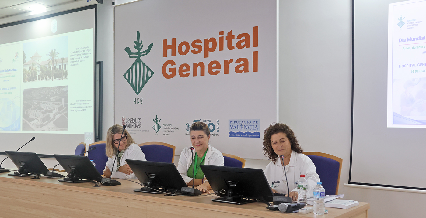 El Hospital General de Valencia ha celebrado hoy el Día Mundial de la Anestesiología, conmemorando el inicio de la anestesia moderna un 16 de octubre de 1846, fecha en la que se utilizó por primera vez con éxito el éter dietílico para una intervención quirúrgica sin dolor (en Massachusetts). Con motivo de esta efeméride, el servicio de Anestesia, Reanimación y Tratamiento del Dolor ha realizado un pequeño homenaje a la primera generación de anestesiólogos valencianos, así como a las promociones sucesivas que contribuyeron a consolidar la especialidad y, en particular, a quienes han puesto su granito de arena desde este centro hospitalario. En el acto conmemorativo, los organizadores han recordado esta trayectoria en el hospital, desde la primera jefatura de servicio, de Vicente Vento Ruiz (en 1962), y la colaboración posterior de Isabel Torres Devesa. Se han evocado las palabras del doctor Vento sobre la creación de una de las primeras salas de reanimación del país (en 1963), quien expresó: “Organicé una de las primeras y más pobres salas de Reanimación de España en esa fecha, pero se comenzó a saber que enfermos desahuciados podían ser recuperados, y se comenzó a creer en nosotros como capaces de solucionar el fallo de funciones vitales”. En este pequeño repaso de la profesión, realizado por el anestesista Ignacio Marqués Romero, se ha destacado la incorporación, en 1964, de los doctores Vicente Chuliá Campos, Francisco Grau Real, Ricardo Bolinches Bolinches y Vicente Kuster Alfonso tras ganar las oposiciones a médicos adjuntos. En la actualidad, la especialidad de Anestesiología, Reanimación y Tratamiento del Dolor se ha consolidado como la más numerosa del hospital y la segunda entre todas las disciplinas médicas. Dedicada plenamente a la Medicina Perioperatoria y haciendo mención al lema de este año ‘Antes, durante y más allá de la cirugía’, la jefa del servicio, Dolores López Alarcón, ha resaltado una labor que abarca “la atención de enfermos graves en las UCI de Anestesia; la realización de sedaciones para procedimientos diagnósticos como resonancias y colonoscopias; la analgesia del parto y el tratamiento del dolor agudo y crónico”. El homenaje ha puesto de relieve también la contribución indispensable del personal de enfermería en quirófanos, Unidades de Reanimación, salas de tratamiento y consultas de la Unidad del Dolor para ofrecer una atención especializada y de calidad. Finalmente, la jornada ha servido para agradecer el legado de los profesionales que precedieron al equipo actual, “quienes no solo enseñaron excelencia clínica y técnica, sino también el compromiso de poner al paciente en el centro, cuidándolo y acompañándolo en situaciones complejas y de gravedad”, concluye la jefa del servicio. La entrega de diplomas conmemorativos a los asistentes y la iluminación de la escultura de Alfaro que preside el jardín central del Hospital General de Valencia han puesto la guinda a esta celebración.