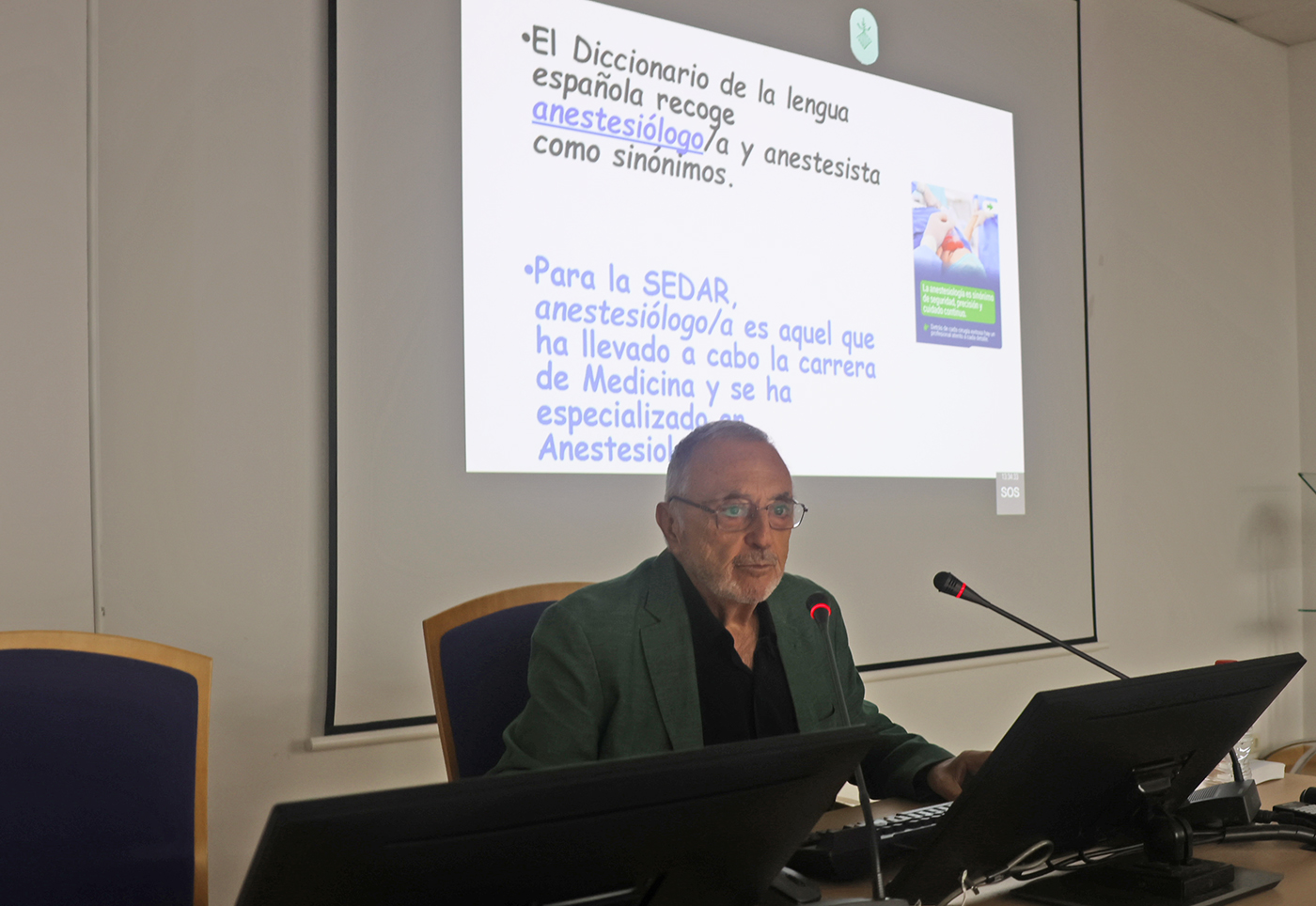 El Hospital General de Valencia ha celebrado hoy el Día Mundial de la Anestesiología, conmemorando el inicio de la anestesia moderna un 16 de octubre de 1846, fecha en la que se utilizó por primera vez con éxito el éter dietílico para una intervención quirúrgica sin dolor (en Massachusetts). Con motivo de esta efeméride, el servicio de Anestesia, Reanimación y Tratamiento del Dolor ha realizado un pequeño homenaje a la primera generación de anestesiólogos valencianos, así como a las promociones sucesivas que contribuyeron a consolidar la especialidad y, en particular, a quienes han puesto su granito de arena desde este centro hospitalario. En el acto conmemorativo, los organizadores han recordado esta trayectoria en el hospital, desde la primera jefatura de servicio, de Vicente Vento Ruiz (en 1962), y la colaboración posterior de Isabel Torres Devesa. Se han evocado las palabras del doctor Vento sobre la creación de una de las primeras salas de reanimación del país (en 1963), quien expresó: “Organicé una de las primeras y más pobres salas de Reanimación de España en esa fecha, pero se comenzó a saber que enfermos desahuciados podían ser recuperados, y se comenzó a creer en nosotros como capaces de solucionar el fallo de funciones vitales”. En este pequeño repaso de la profesión, realizado por el anestesista Ignacio Marqués Romero, se ha destacado la incorporación, en 1964, de los doctores Vicente Chuliá Campos, Francisco Grau Real, Ricardo Bolinches Bolinches y Vicente Kuster Alfonso tras ganar las oposiciones a médicos adjuntos. En la actualidad, la especialidad de Anestesiología, Reanimación y Tratamiento del Dolor se ha consolidado como la más numerosa del hospital y la segunda entre todas las disciplinas médicas. Dedicada plenamente a la Medicina Perioperatoria y haciendo mención al lema de este año ‘Antes, durante y más allá de la cirugía’, la jefa del servicio, Dolores López Alarcón, ha resaltado una labor que abarca “la atención de enfermos graves en las UCI de Anestesia; la realización de sedaciones para procedimientos diagnósticos como resonancias y colonoscopias; la analgesia del parto y el tratamiento del dolor agudo y crónico”. El homenaje ha puesto de relieve también la contribución indispensable del personal de enfermería en quirófanos, Unidades de Reanimación, salas de tratamiento y consultas de la Unidad del Dolor para ofrecer una atención especializada y de calidad. Finalmente, la jornada ha servido para agradecer el legado de los profesionales que precedieron al equipo actual, “quienes no solo enseñaron excelencia clínica y técnica, sino también el compromiso de poner al paciente en el centro, cuidándolo y acompañándolo en situaciones complejas y de gravedad”, concluye la jefa del servicio. La entrega de diplomas conmemorativos a los asistentes y la iluminación de la escultura de Alfaro que preside el jardín central del Hospital General de Valencia han puesto la guinda a esta celebración.