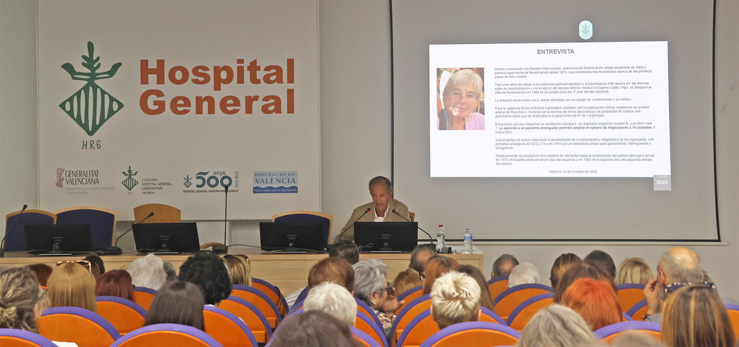 El Hospital General de Valencia ha celebrado hoy el Día Mundial de la Anestesiología, conmemorando el inicio de la anestesia moderna un 16 de octubre de 1846, fecha en la que se utilizó por primera vez con éxito el éter dietílico para una intervención quirúrgica sin dolor (en Massachusetts). Con motivo de esta efeméride, el servicio de Anestesia, Reanimación y Tratamiento del Dolor ha realizado un pequeño homenaje a la primera generación de anestesiólogos valencianos, así como a las promociones sucesivas que contribuyeron a consolidar la especialidad y, en particular, a quienes han puesto su granito de arena desde este centro hospitalario. En el acto conmemorativo, los organizadores han recordado esta trayectoria en el hospital, desde la primera jefatura de servicio, de Vicente Vento Ruiz (en 1962), y la colaboración posterior de Isabel Torres Devesa. Se han evocado las palabras del doctor Vento sobre la creación de una de las primeras salas de reanimación del país (en 1963), quien expresó: “Organicé una de las primeras y más pobres salas de Reanimación de España en esa fecha, pero se comenzó a saber que enfermos desahuciados podían ser recuperados, y se comenzó a creer en nosotros como capaces de solucionar el fallo de funciones vitales”. En este pequeño repaso de la profesión, realizado por el anestesista Ignacio Marqués Romero, se ha destacado la incorporación, en 1964, de los doctores Vicente Chuliá Campos, Francisco Grau Real, Ricardo Bolinches Bolinches y Vicente Kuster Alfonso tras ganar las oposiciones a médicos adjuntos. En la actualidad, la especialidad de Anestesiología, Reanimación y Tratamiento del Dolor se ha consolidado como la más numerosa del hospital y la segunda entre todas las disciplinas médicas. Dedicada plenamente a la Medicina Perioperatoria y haciendo mención al lema de este año ‘Antes, durante y más allá de la cirugía’, la jefa del servicio, Dolores López Alarcón, ha resaltado una labor que abarca “la atención de enfermos graves en las UCI de Anestesia; la realización de sedaciones para procedimientos diagnósticos como resonancias y colonoscopias; la analgesia del parto y el tratamiento del dolor agudo y crónico”. El homenaje ha puesto de relieve también la contribución indispensable del personal de enfermería en quirófanos, Unidades de Reanimación, salas de tratamiento y consultas de la Unidad del Dolor para ofrecer una atención especializada y de calidad. Finalmente, la jornada ha servido para agradecer el legado de los profesionales que precedieron al equipo actual, “quienes no solo enseñaron excelencia clínica y técnica, sino también el compromiso de poner al paciente en el centro, cuidándolo y acompañándolo en situaciones complejas y de gravedad”, concluye la jefa del servicio. La entrega de diplomas conmemorativos a los asistentes y la iluminación de la escultura de Alfaro que preside el jardín central del Hospital General de Valencia han puesto la guinda a esta celebración.